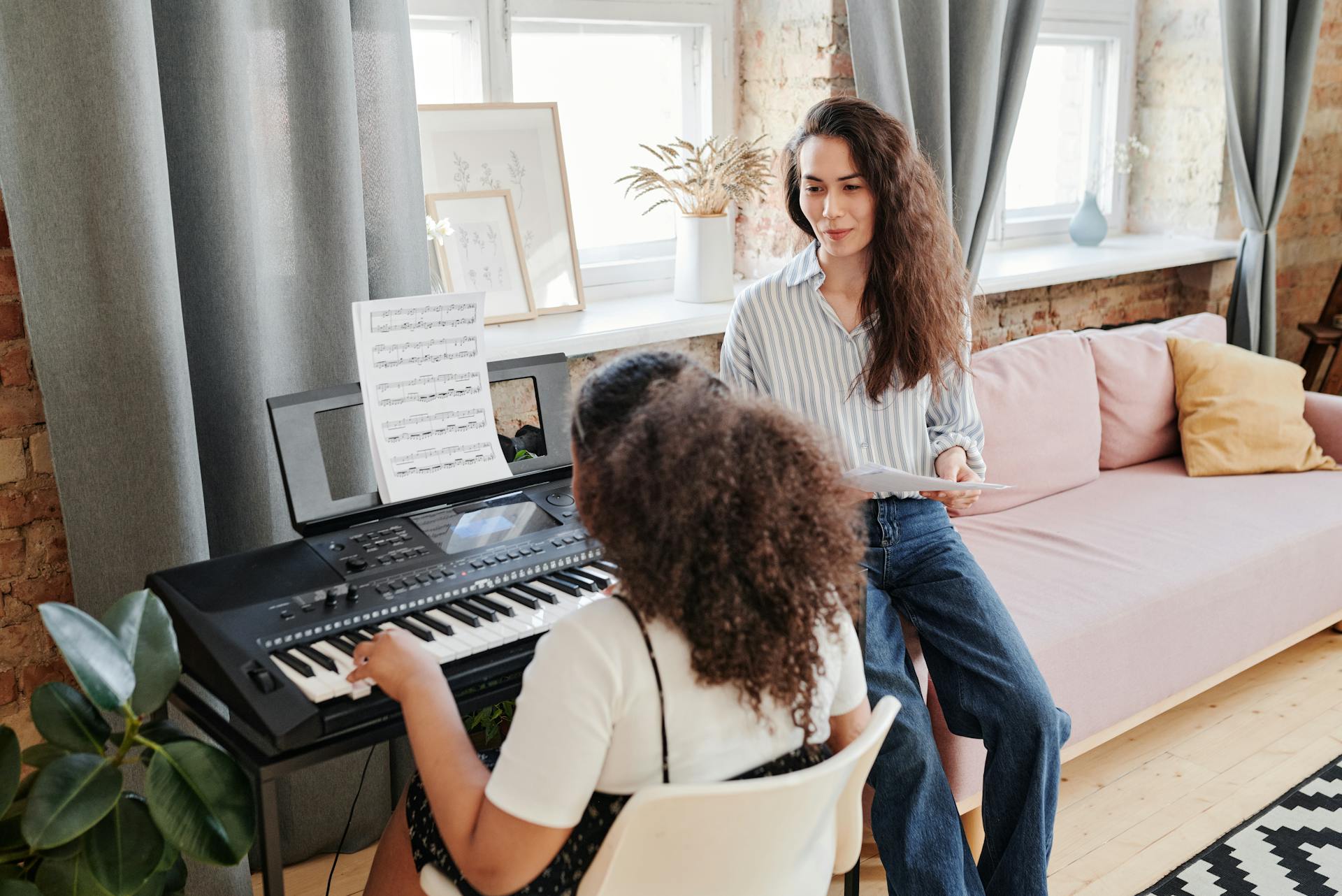 Musicienne avec violoncelle en répétition