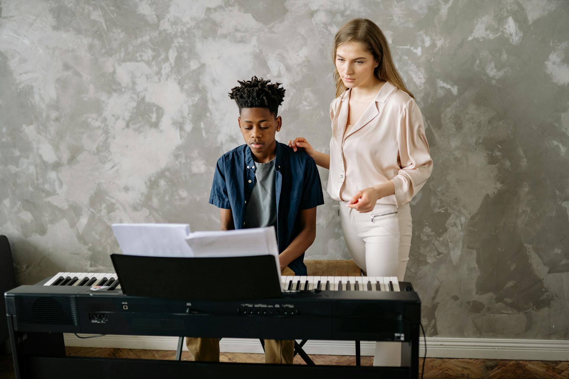 Enseignant et élève lors d’un cours de piano